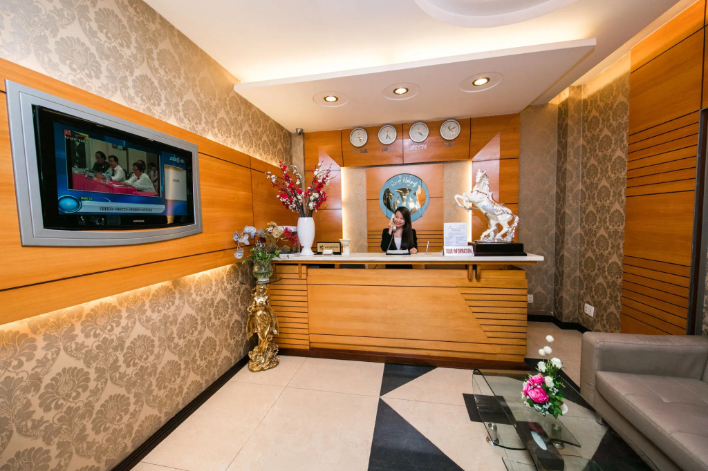 Quy Hung Hotel And Spa Central