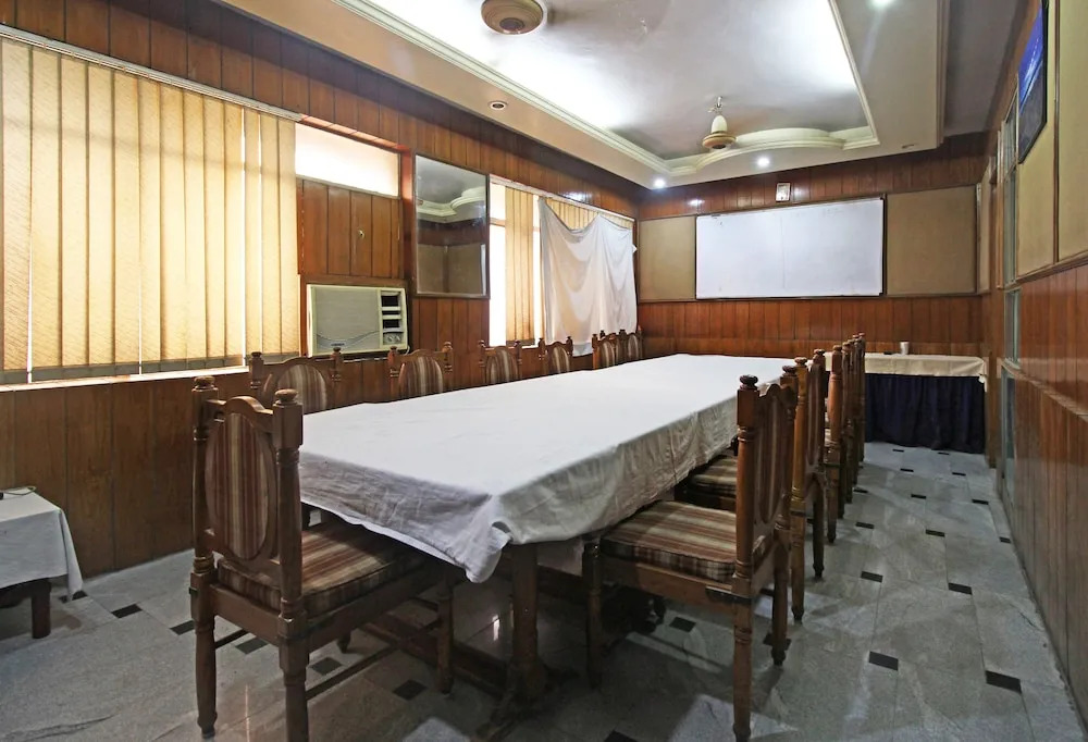 OYO 5047 Hotel President