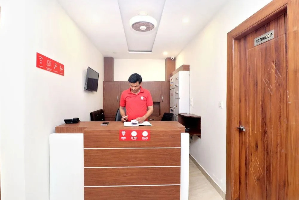 Oyo 18504 Hotel Safari