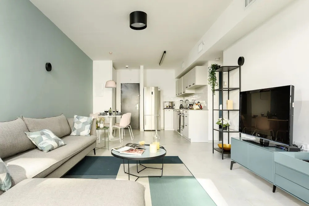 Stylish with Balcony Viewing Rothschild