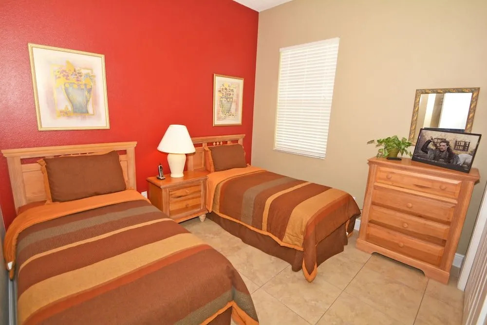 100HC Holly Corner 5 Br villa by RedAwning