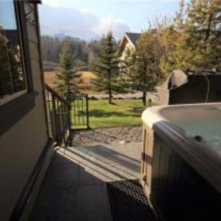 Pinnacle Ridge Chalets by Fernie Lodging Co