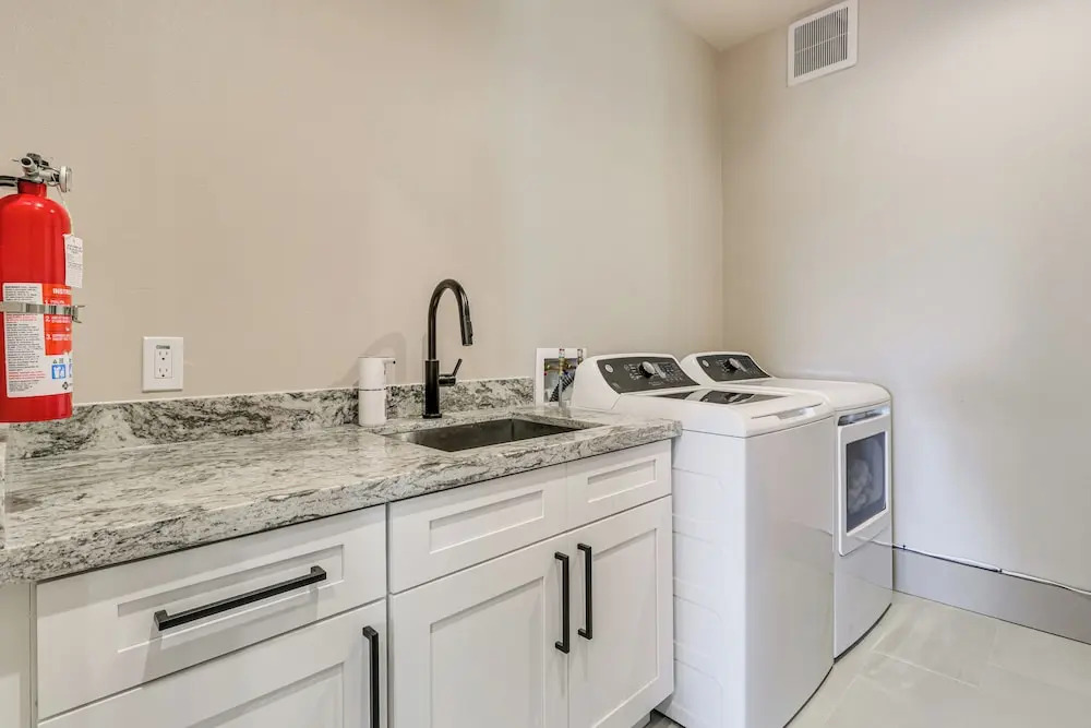 Walk to Lake Travis & Parks! Resort-style Getaway