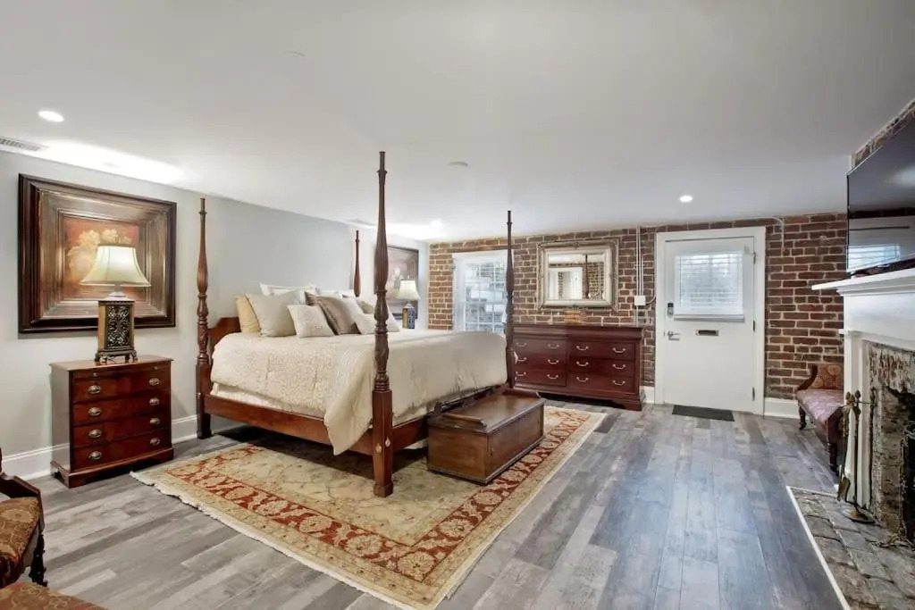 Restored Historic Home 5 bedroom 5 bath with 9 beds