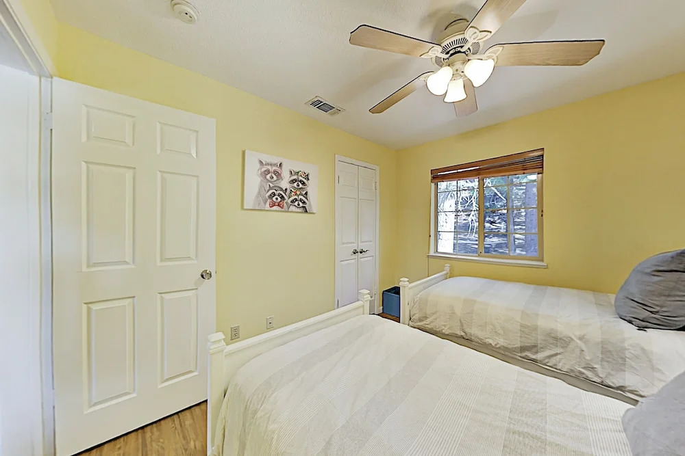 Tranquil Big Deck, Pool Table, Near Trails 3 Bedroom Home
