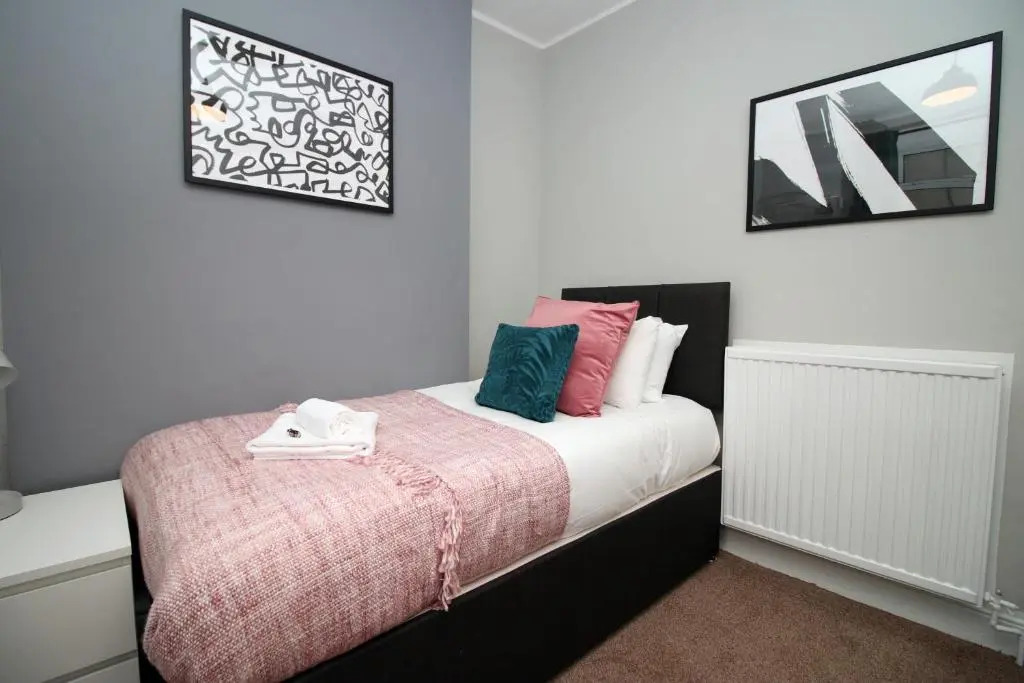 Spacious 4 bedroom house - Moira Lodge by Tŷ SA
