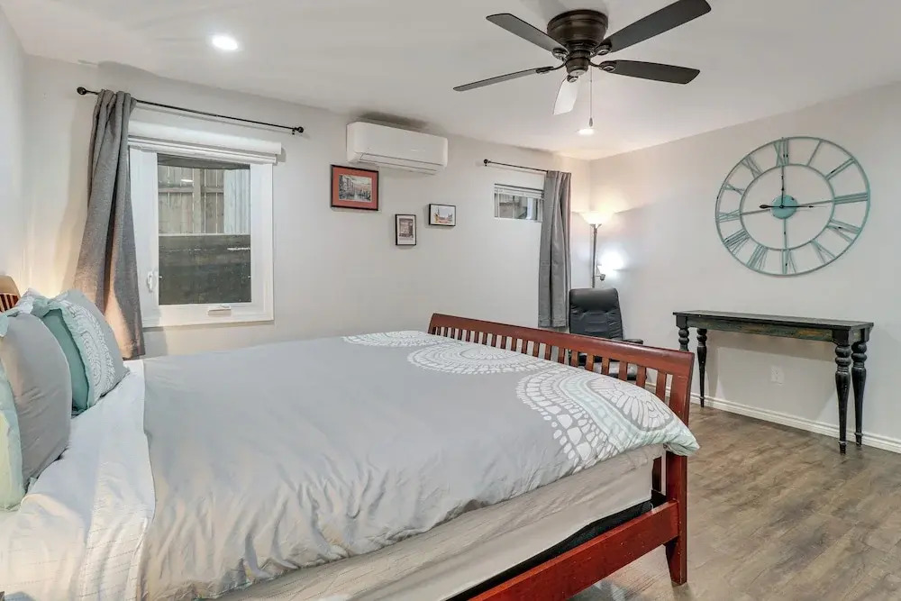 3 Mi to Dtwn Austin! Sleek Apt w/ Private Patio