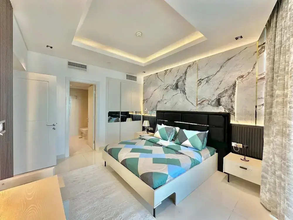 Elegant 1BR with Downtown & Burj Views