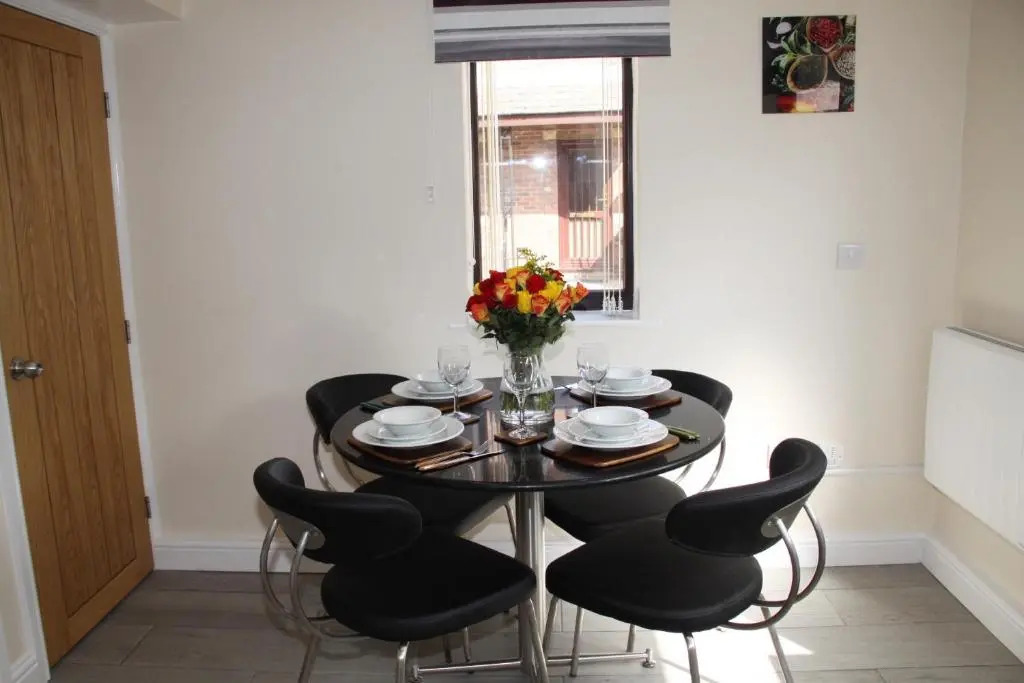 City Centre Town House with Riverside Views and Free Parking 1BAK