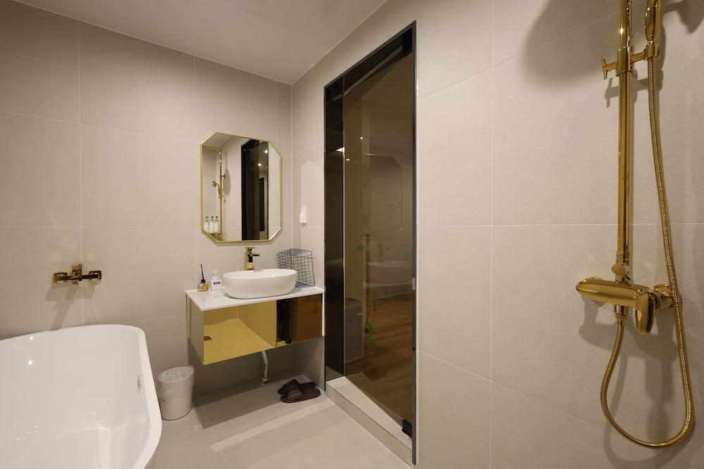 Changwon Denbasta Hotel Myeongseo