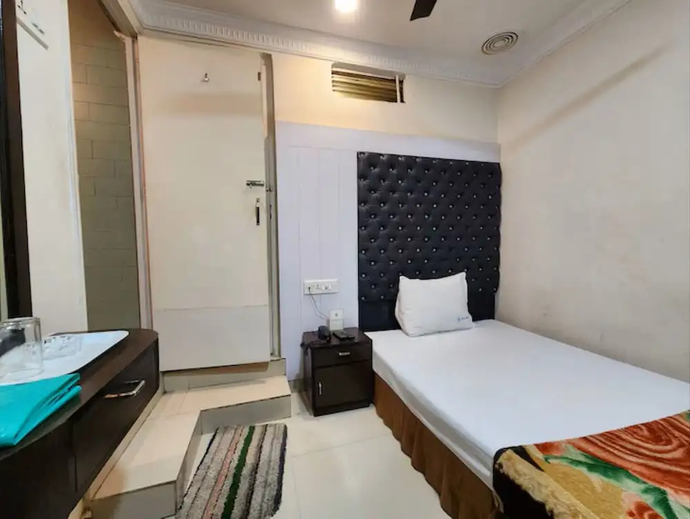 ZO Rooms Esplanade SN Banerjee Road