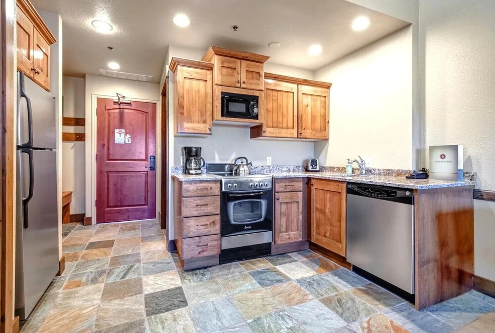 K B M Resorts- Cbi-311 Upgraded 1bd, Wood Fireplace, Full Kitchen, Wifi, Walk to Slopes!