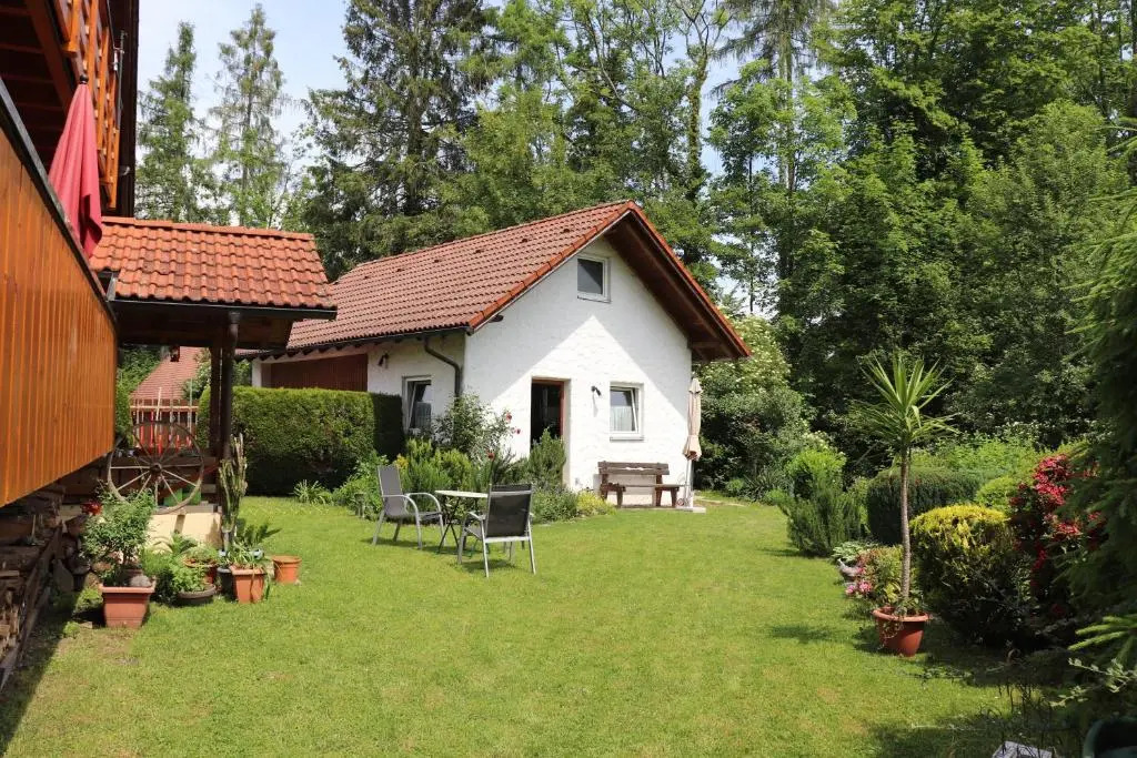Ferienwohnung #4 mit Terrasse in zentraler dennoch ruhiger Lage - Stadtbus vor der Tür!