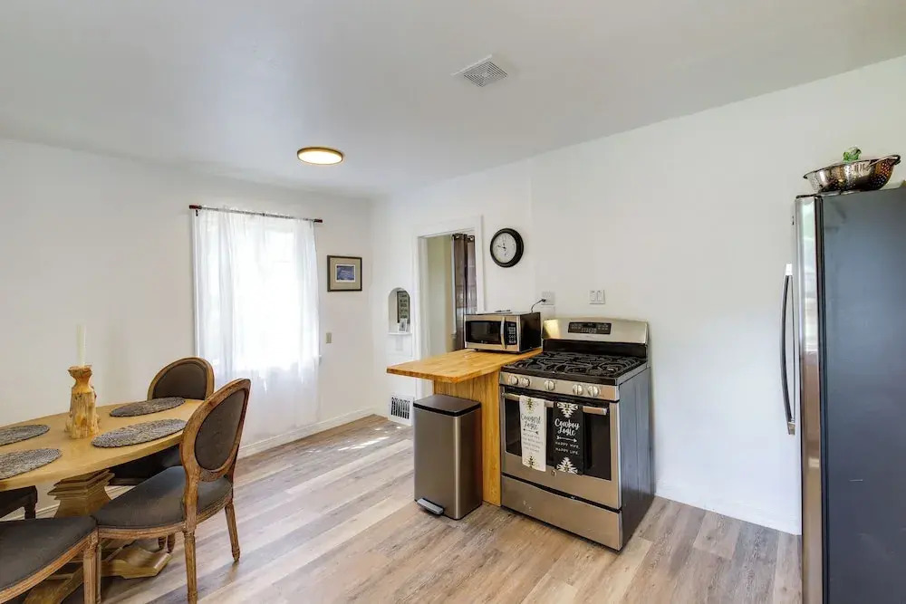 Charming Hamilton Hideaway: Half-mi to Main St!