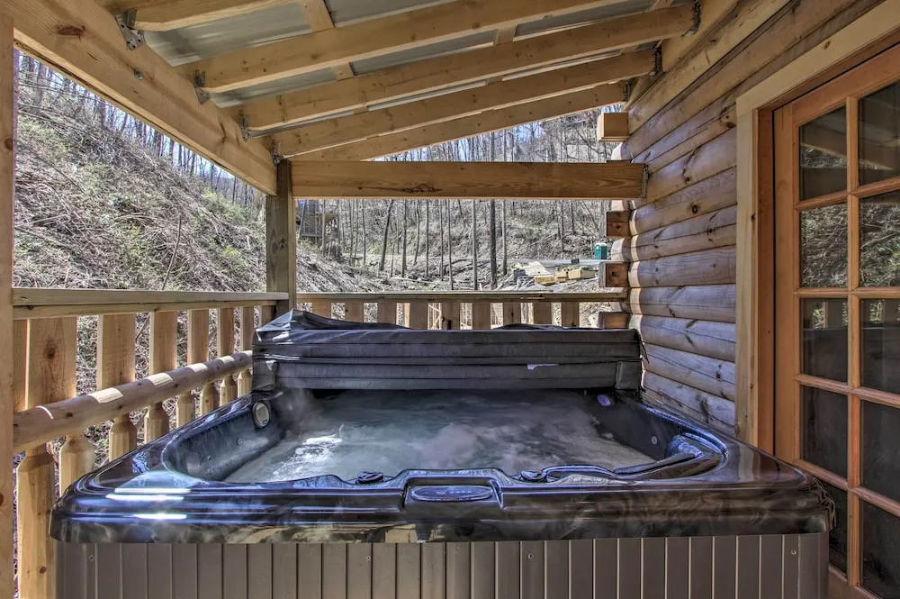 'the Phoenix' Cabin w/ Hot Tub in Gatlinburg!