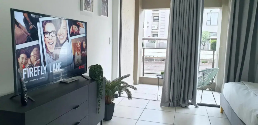 Secure, Self-Catering Studio in Sunninghill, Sandton
