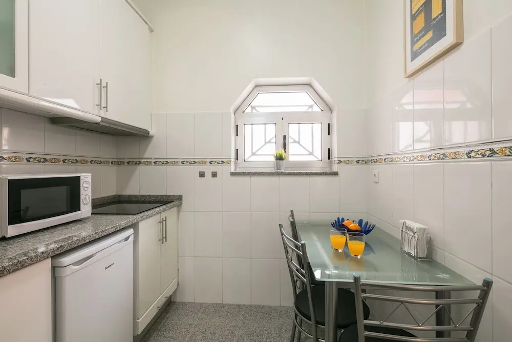 Apartamento A Francos Artist Painting 2