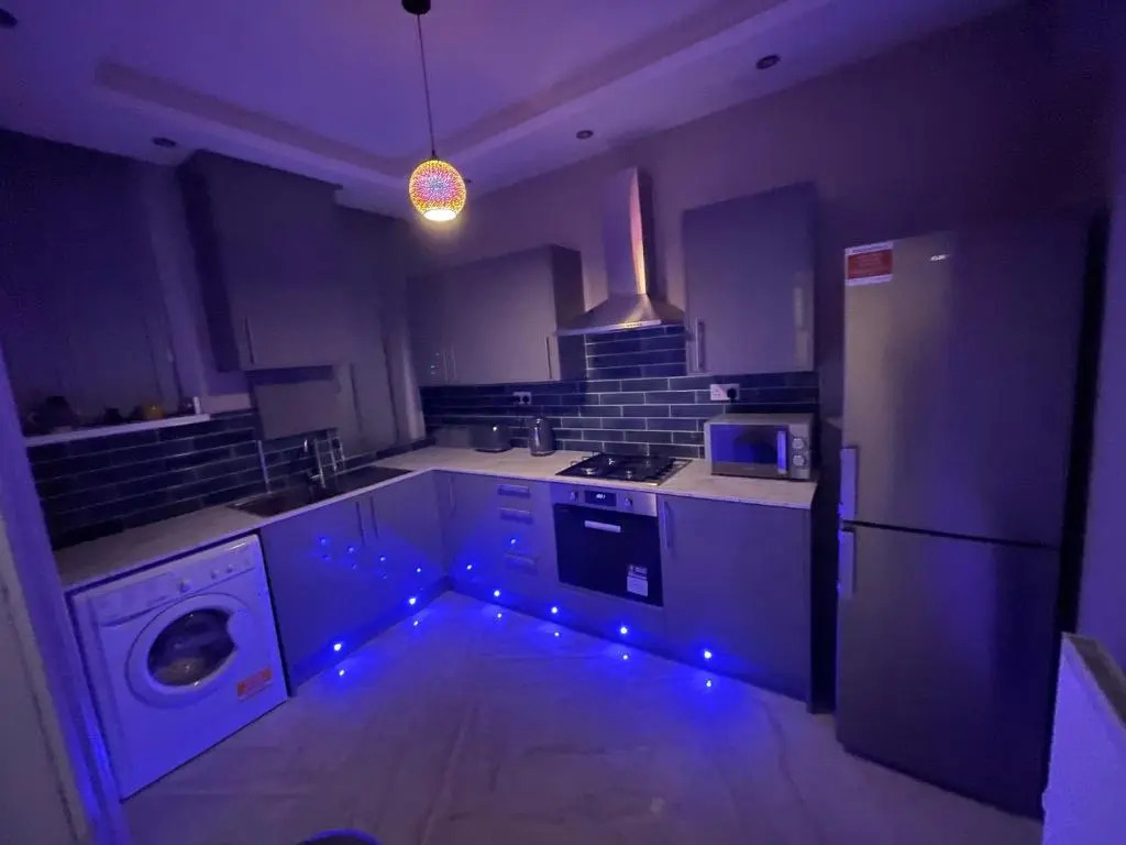 1 Bed Flat - Sleeps 2 - Hot Tub - Parking - Wifi