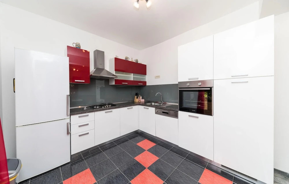 Stunning Apartment in Okrug Donji With 2 Bedrooms and Wifi