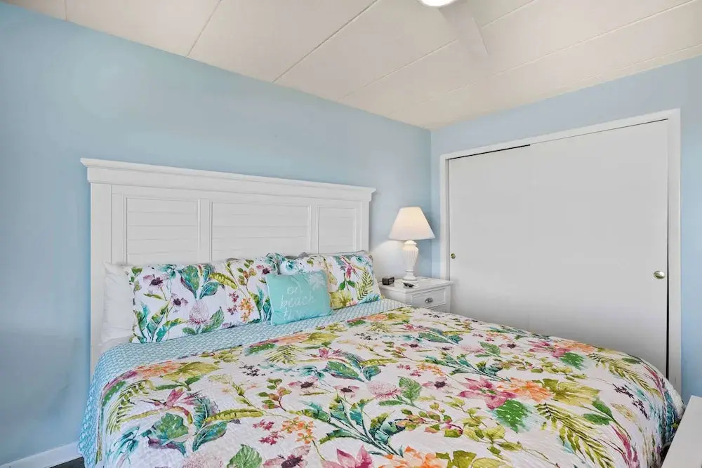Mariner 1 3M Oceanfront 2BR Condo, Balcony Views & Modern Comfort