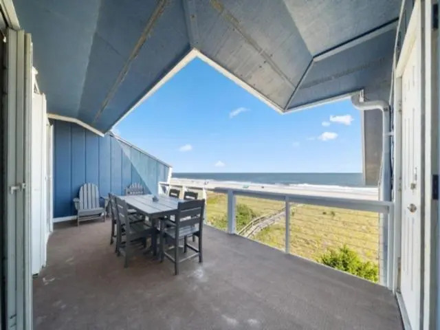 Ocean Vibes 4 Bedroom Home by RedAwning