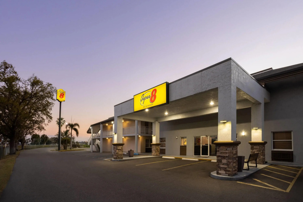 Super 8 by Wyndham Ellenton Bradenton Area