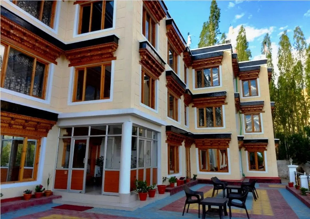 Hotel Khakshal Chubi