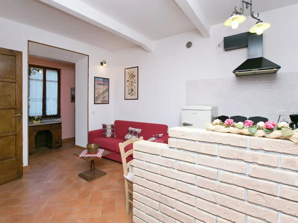 Homely Mansion in Isola Superiore near Lake