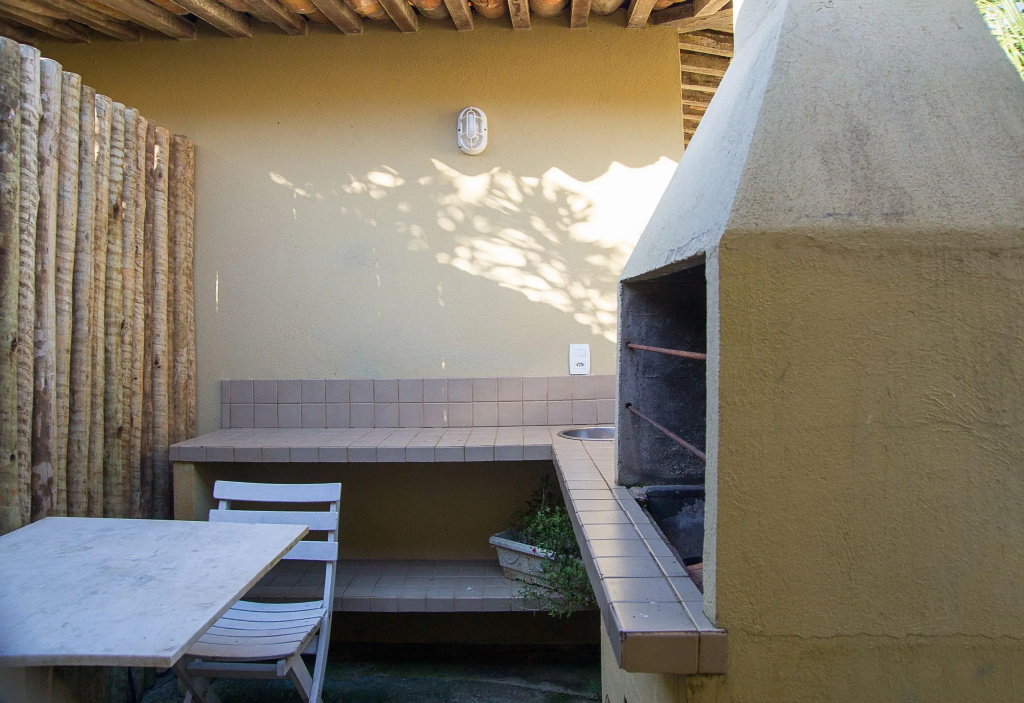 Casa Maravilhosa com Cinco Suítes, Pé na Areia da Praia de Manguinhos Por Luxury Rentals