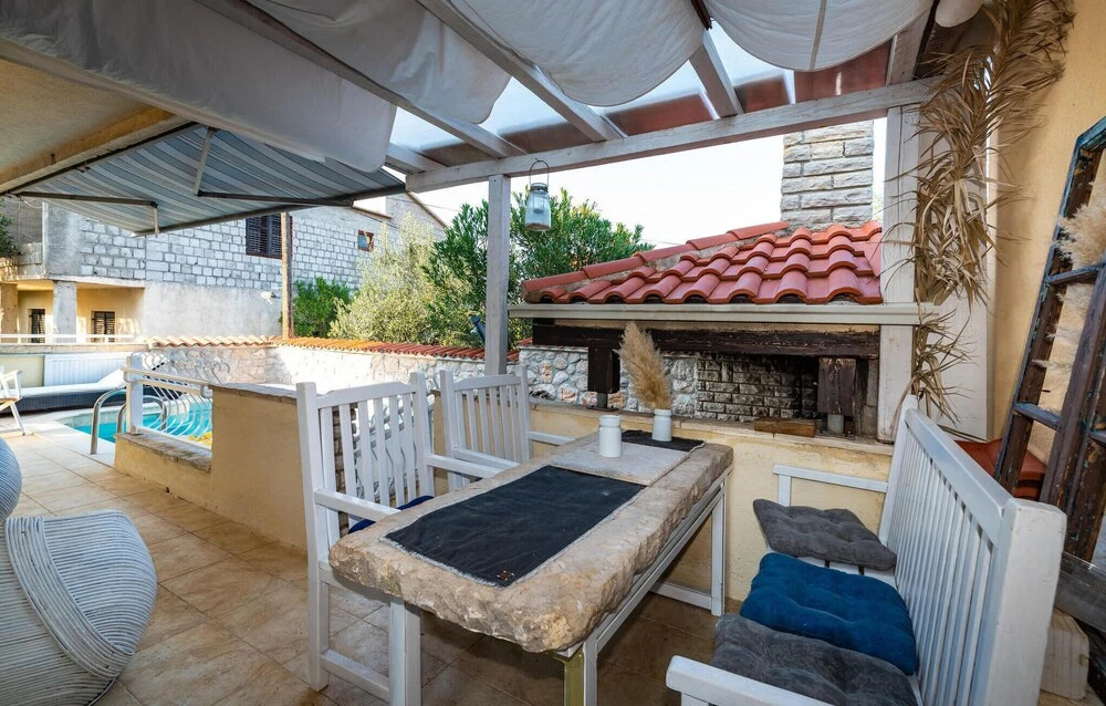 Awesome Apartment in Zdrelac With 3 Bedrooms, Wifi and Outdoor Swimming Pool