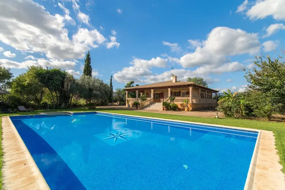 Can Berguins with Pool & Mountain Views