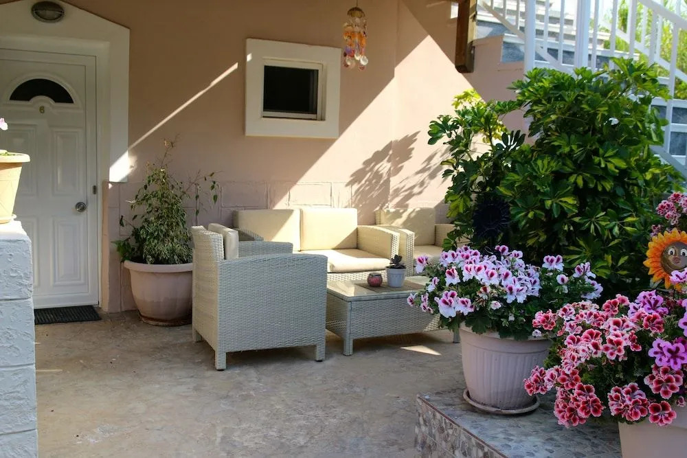 Santa Barbara Lakis Apartments
