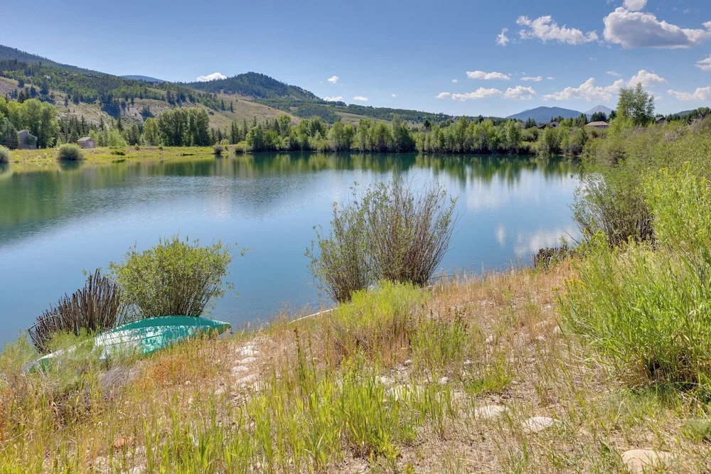 Stunning Mtn Views & Hot Tub: Silverthorne Retreat