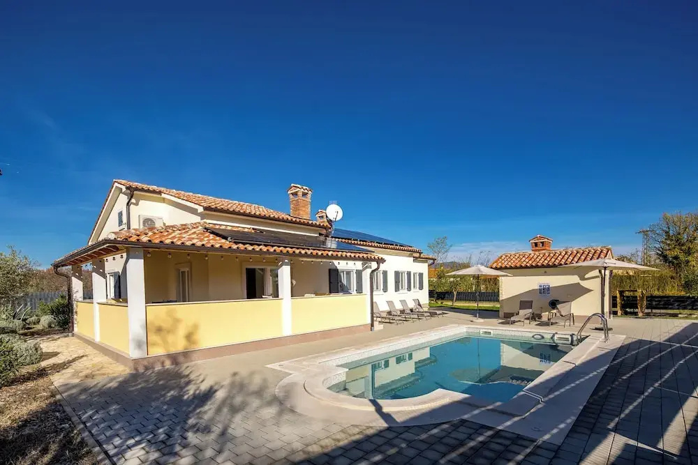 Villa Casa Berton - Heated Saltwater Pool - Happy Rentals