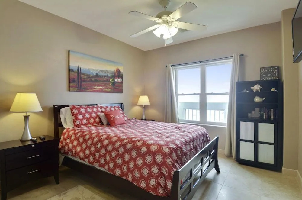 Seawall Condo with Birds Eye Views by RedAwning