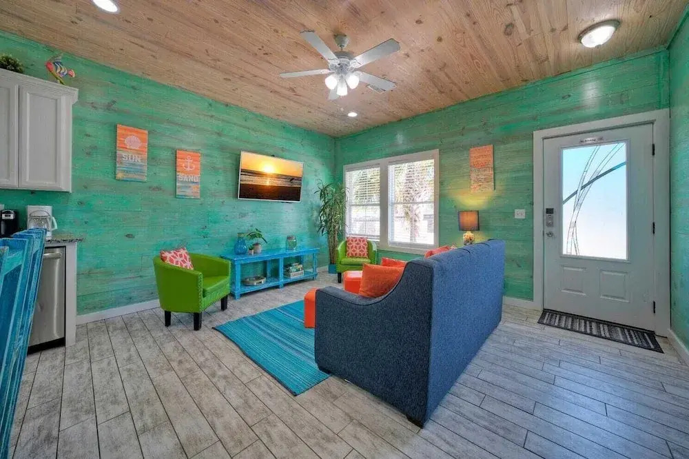 Shared Pool, Walkable to Beach, Vibrant Beachy Design! Bay Bliss by Avantstay