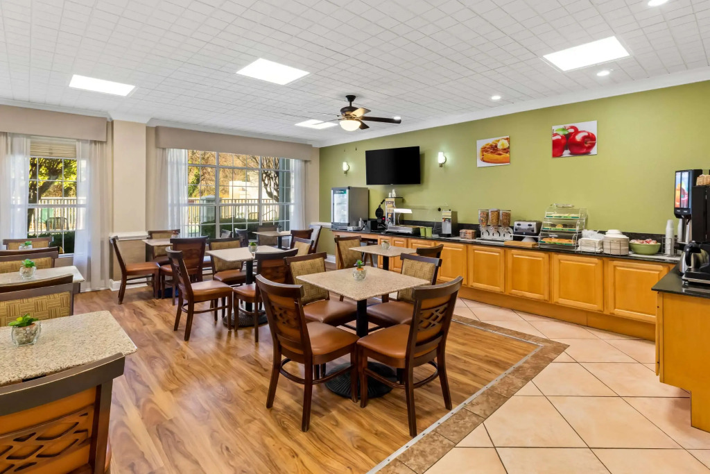 Quality Inn Fayetteville Near Historic Downtown Square