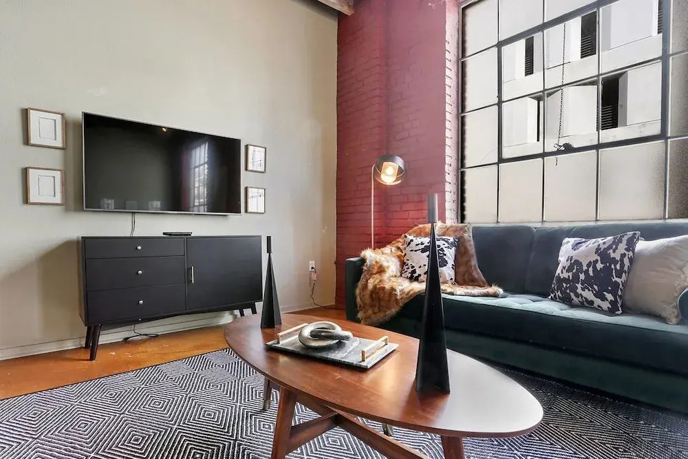 Stylish 3br/3ba Industrial Apt in Nola by Domio