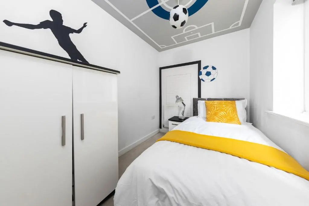 Royal House Wolverhampton - Perfect for Contractors & Large Groups