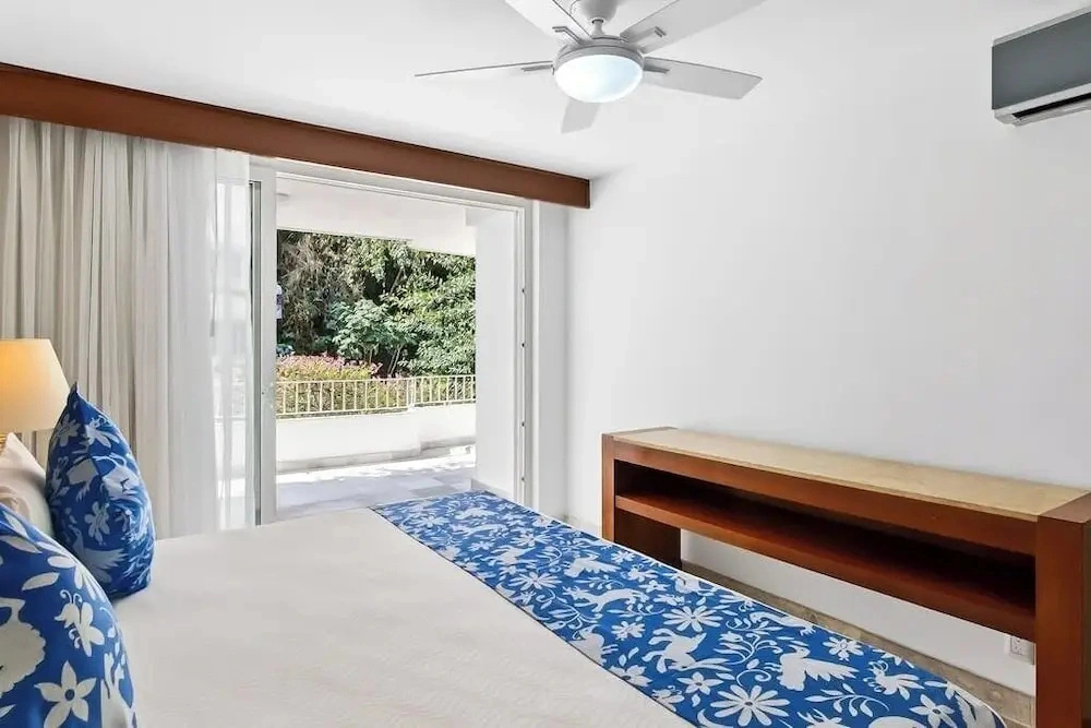 Luxurious Partial Ocean-view Suite With 3 Pools, hot Tub, gym & Balcony