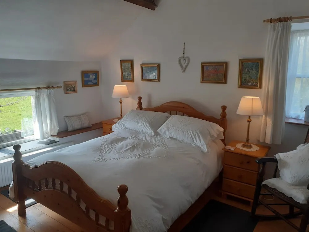 300 year old tradition irish cottage