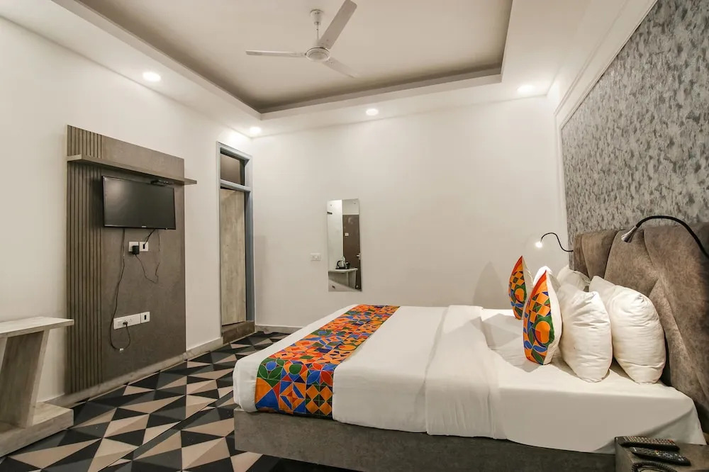 FabHotel Signature Luxe Inn