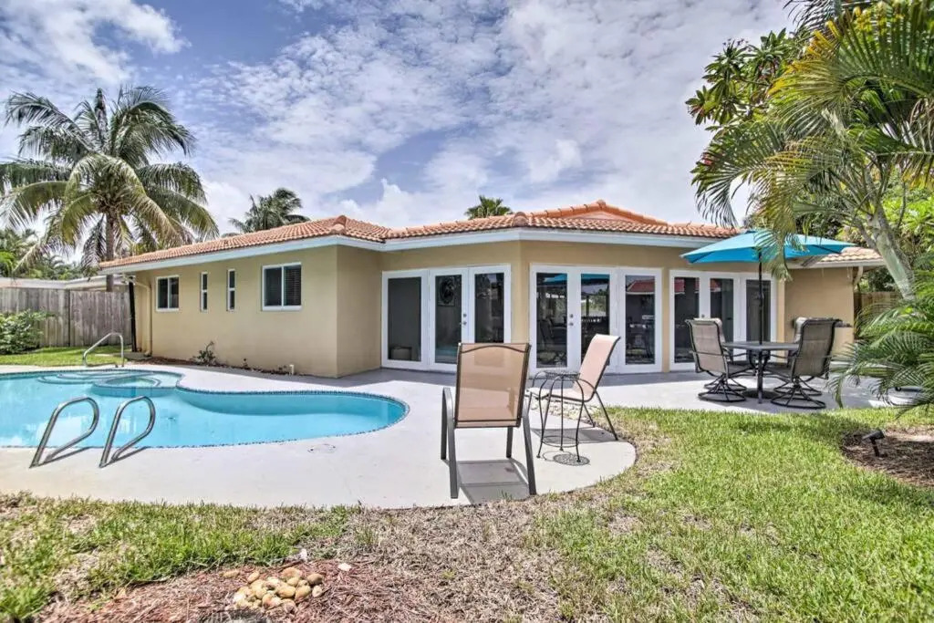 Stunning 4 Bedrooms House with Pool 6mins to Ocean