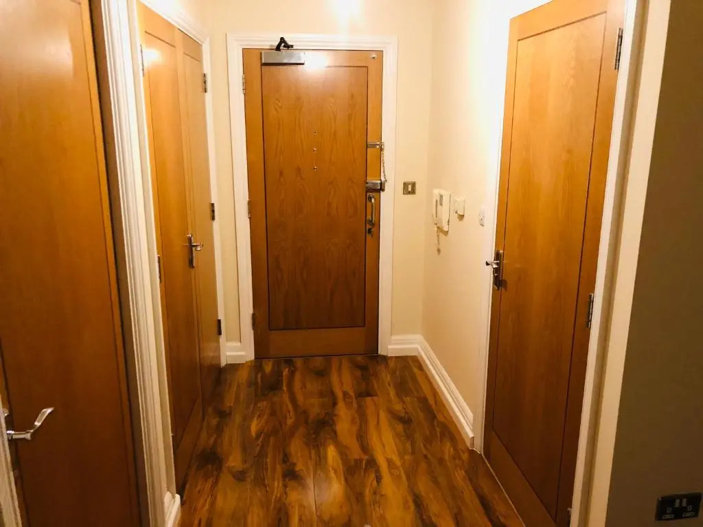 A Modern 2 Bed Luxury Apartment by River Thames
