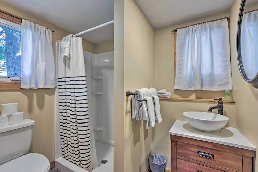 Steps to Beach! Dog-friendly Suttons Bay Cottage
