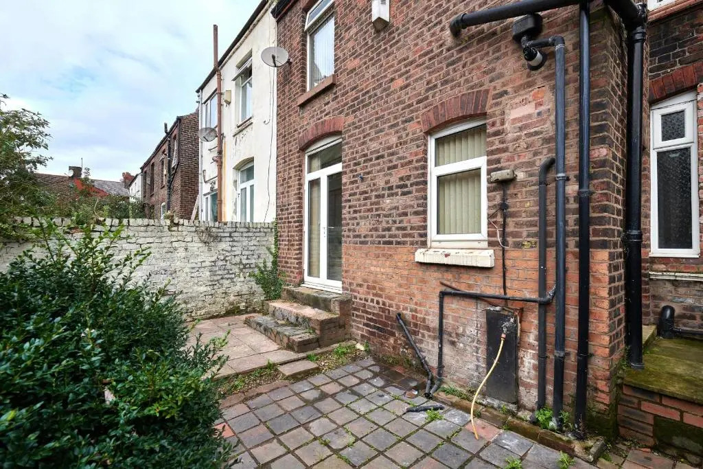 Keep the works team together, Whole 4 Bed House for same price as a city centre room, 4 or 7 Night Bargain, Walton, Liverpool, Sleeps 4 to 9