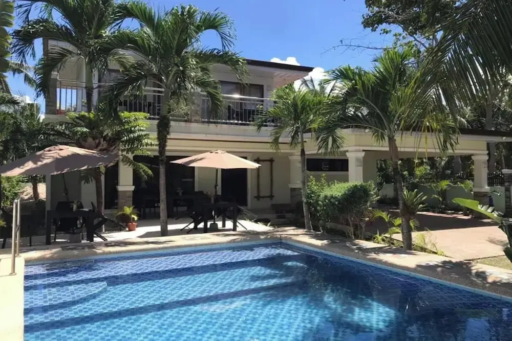 Avilas Hostel Moalboal near Beach