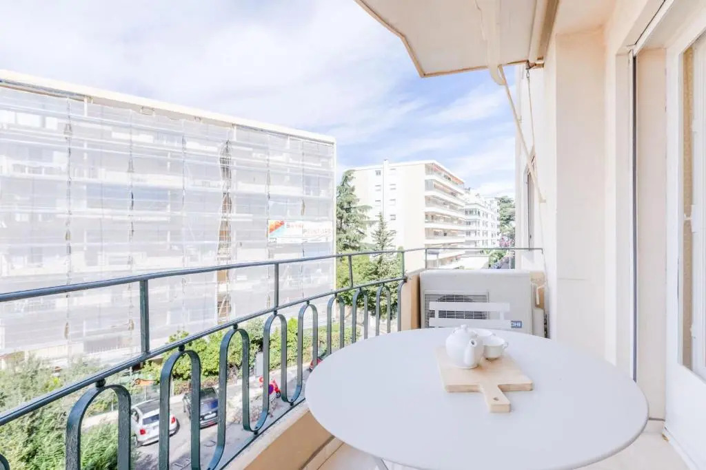 SERRENDY 3 minutes from the Rue dAntibes and the famous Croisette!
