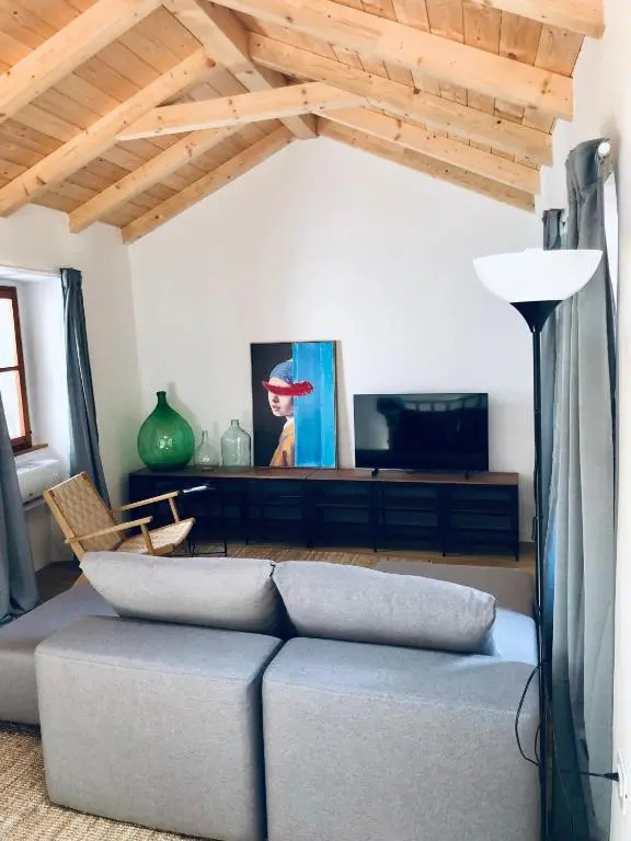 SeaYou!***Charming 1-bedroom rental unit in the old city center of Cres