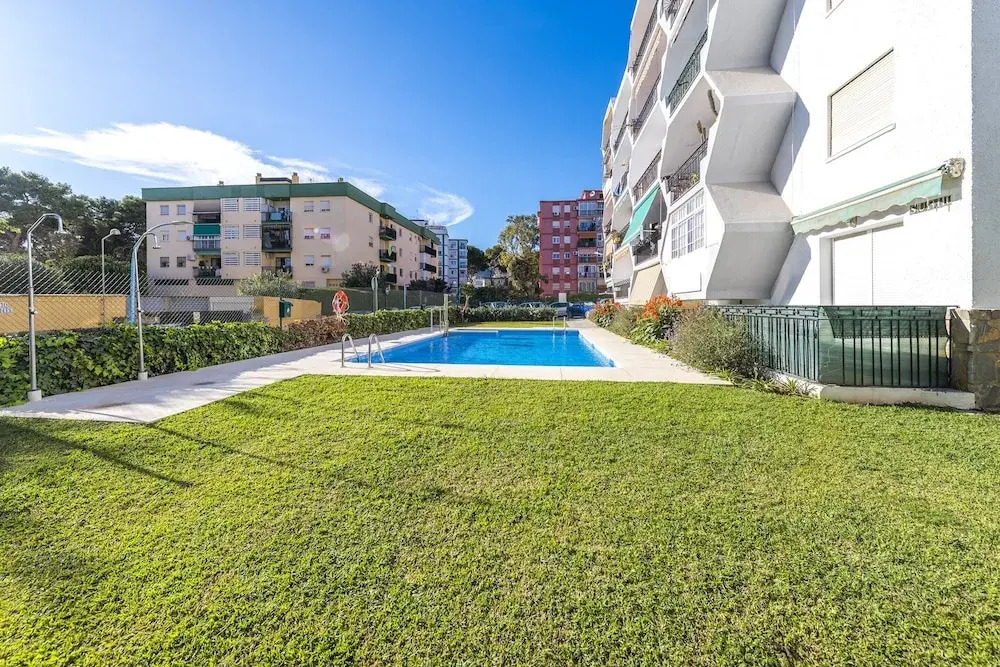 Sunny Coastal Retreat for 4